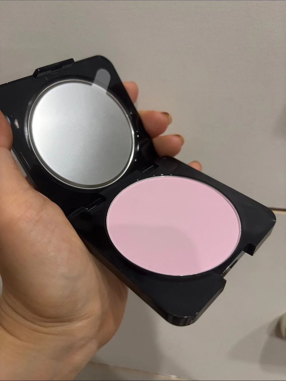 HUDA BEAUTY lightweight pressed